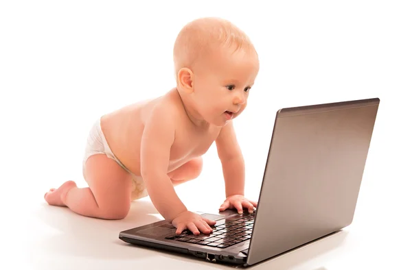 Baby en een laptopcomputer geïsoleerd — Stockfoto