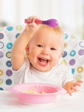 mutlu bebek çocuk kendisi bir kaşık ile eats