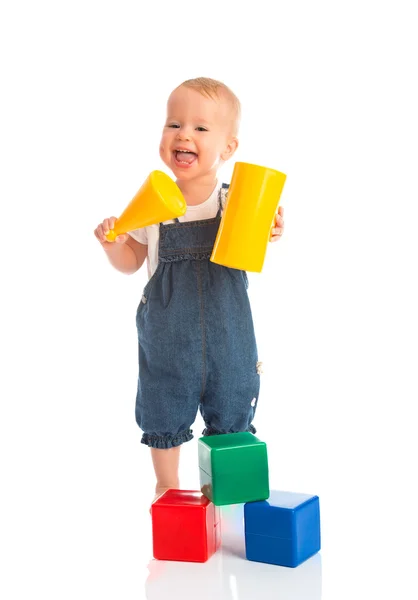 Boldog vidám gyermek játszó blokkok kockák elszigetelt fehér — Stock Fotó