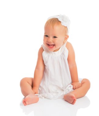 Beyaz elbise gülüyor üzerine beyaz izole mutlu küçük bebeği