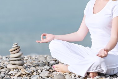 kadın meditasyon yoga poz sahilde el