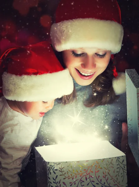 Caixa de presente mágica de Natal e uma família feliz mãe e bebê — Fotografia de Stock