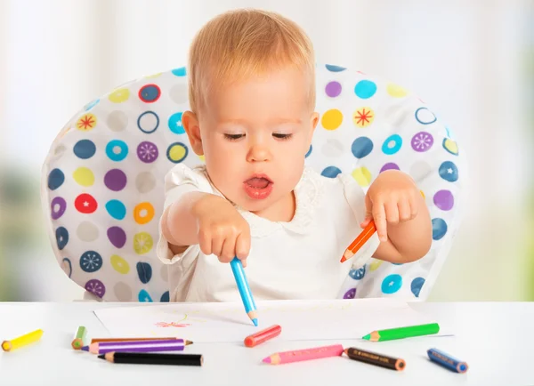 Mutlu bebek çocuk renkli kalem boya kalemleri ile çizer. — Stok fotoğraf