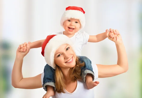 Glückliche Familienmutter und Baby in Weihnachtsmützen — Stockfoto