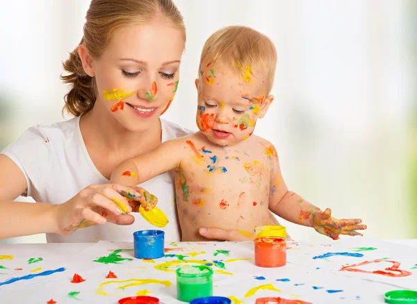 Madre e bambino dipingere colori mani sporche — Foto Stock