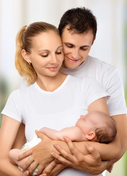 Feliz familia joven de la madre, el padre y el bebé recién nacido en su —  Fotos de Stock