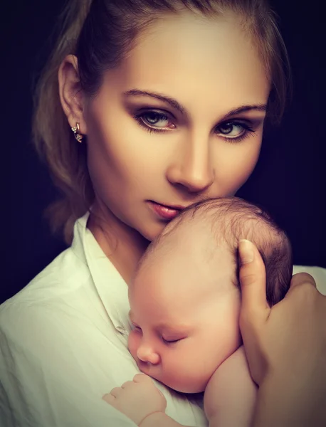 初生婴儿在母亲的怀抱 — 图库照片