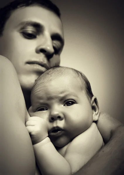 Padre sosteniendo a su bebé recién nacido en sus brazos — Foto de Stock