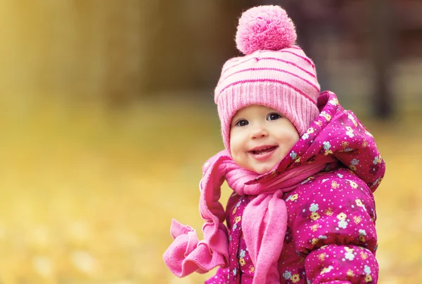 Happy baby girl child outdoors in the park in autumn — Stock Photo, Image