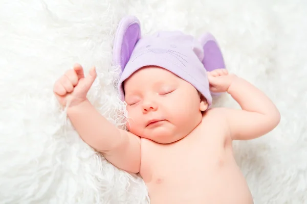 Bebê recém-nascido bonito dorme em um chapéu com orelhas — Fotografia de Stock