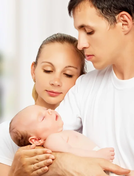 Feliz familia joven de la madre, el padre y el bebé recién nacido en su —  Fotos de Stock