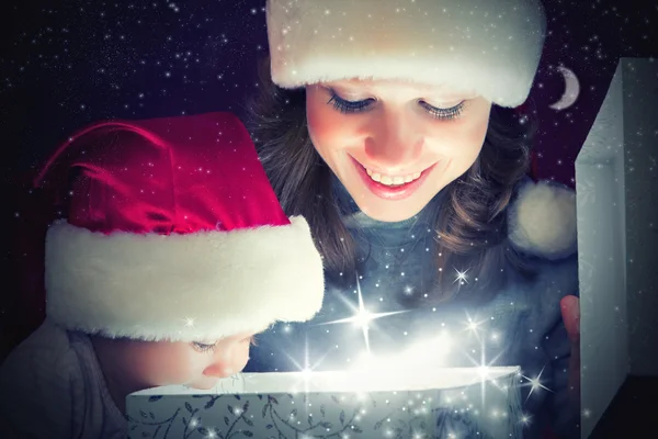 De doos van de magische gift van Kerstmis en een gelukkig familie moeder en baby — Stockfoto