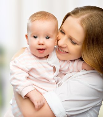 mutlu bir aile. genç anne ile bebek
