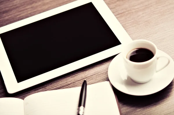 Local de trabalho, mesa de escritório: café e tablet pc e notebook com p — Fotografia de Stock