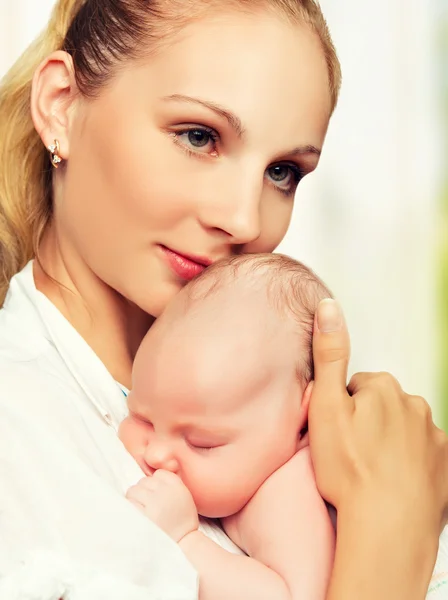 Pasgeboren baby in de armen van moeder — Stockfoto