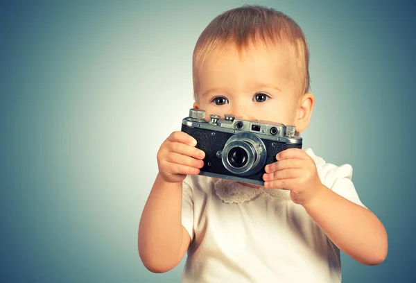 Bébé fille photographe avec caméra rétro — Photo