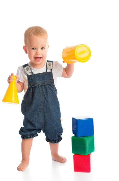 Criança alegre feliz brincando com cubos de blocos isolados em branco — Fotografia de Stock