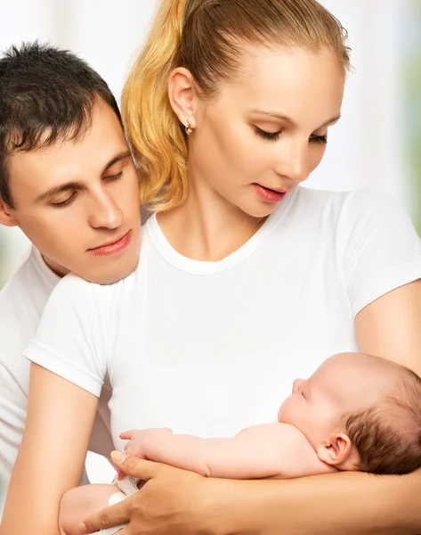 Ευτυχισμένη οικογένεια νεαρή μητέρα, πατέρας και νεογέννητο μωρό σε τους ένα — Φωτογραφία Αρχείου