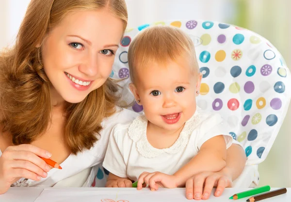 Madre y bebé dibujan lápiz de color — Foto de Stock