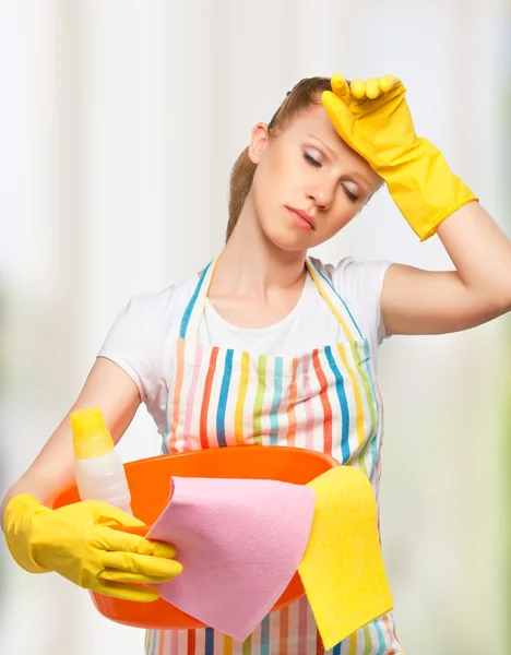 Joven ama de casa está cansada de las tareas domésticas — Foto de Stock