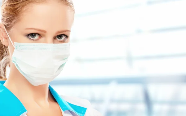 Volto di donna medico in maschera — Foto Stock