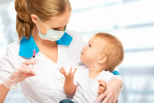 Médico faz injeção criança vacinação bebê — Fotografia de Stock