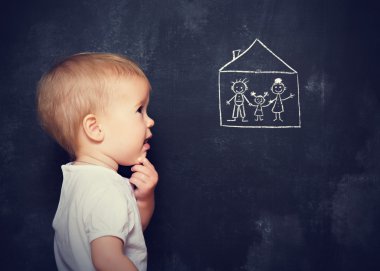 Aile ve ev kavramı bebek tahtaya çizilen görünüyor