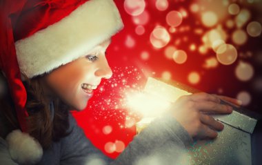 mutlu bir yılbaşı şapkası kadında sihirli kutusu açılır