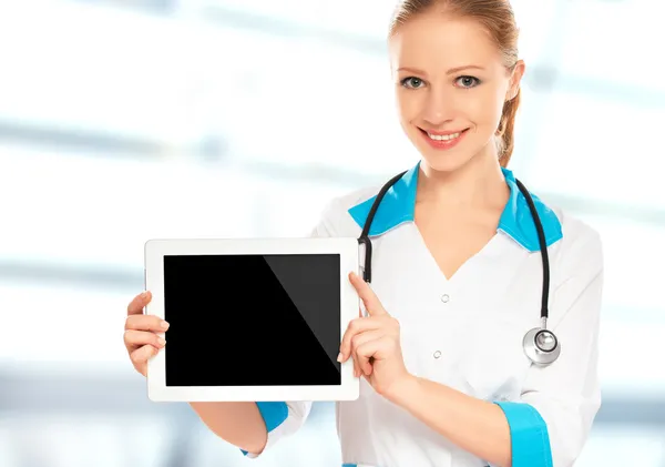 Médica mulher segurando um computador tablet branco em branco — Fotografia de Stock