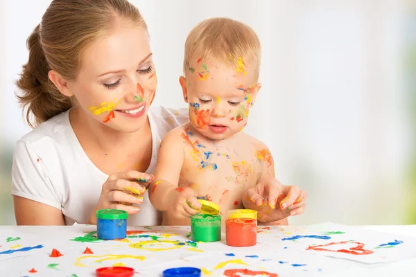 Moeder en baby verf kleuren handen vuil — Stockfoto