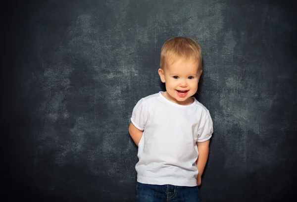 Bébé enfant et tableau noir vide — Photo