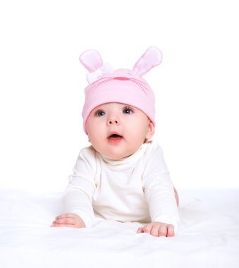 tavşan kulaklı üzerinde beyaz izole pembe şapkalı kız bebek