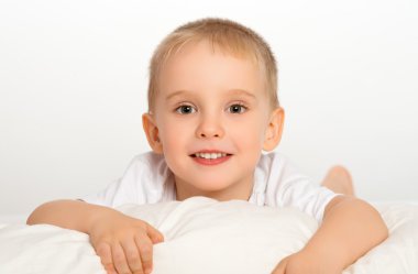 mutlu çocuk yatakta küçük çocuk
