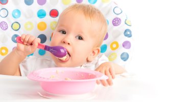 mutlu bebek çocuk kendisi bir kaşık ile eats