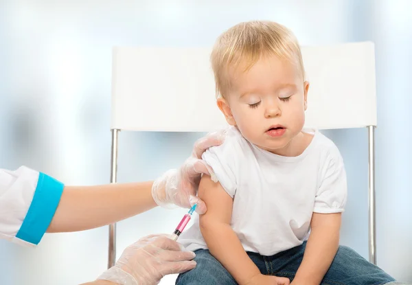 Médico hace inyección niño vacunación bebé — Foto de Stock