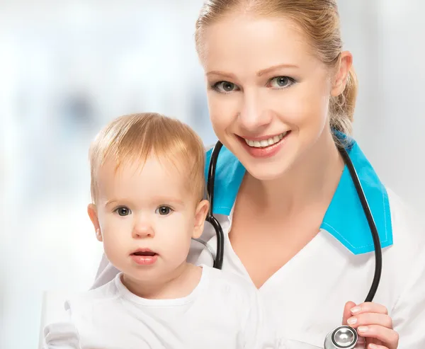 Läkare barnläkare och patienten lyckligt barn baby — Stockfoto