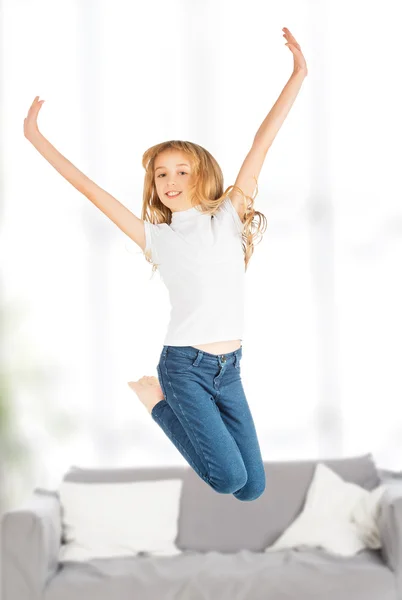 Menina feliz saltando — Fotografia de Stock