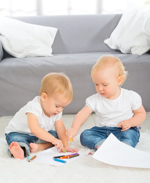 Bébé dessine avec des crayons à la maison — Photo