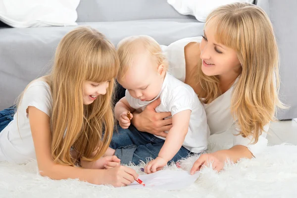 Moeder en kinderen tekenen kleur potlood thuis — Stockfoto