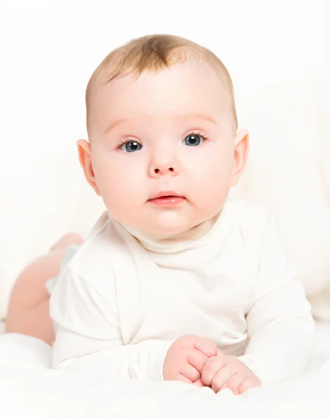 Bebê recém-nascido feliz no fundo branco — Fotografia de Stock