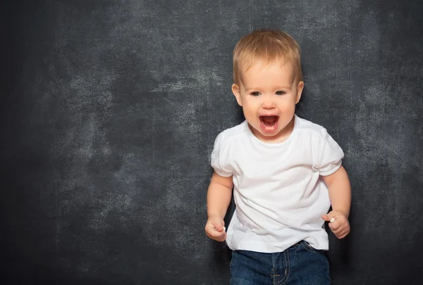 Bebé niño y pizarra vacía — Foto de Stock