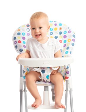yüksek izole bir sandalyede oturan bebek