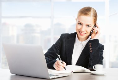 iş kadını ile bir dizüstü bilgisayar ve telefon