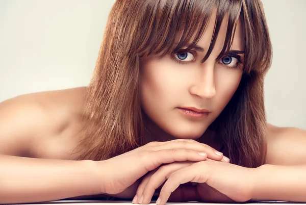 Vacker brunett kvinna med perfekt hud — Stockfoto
