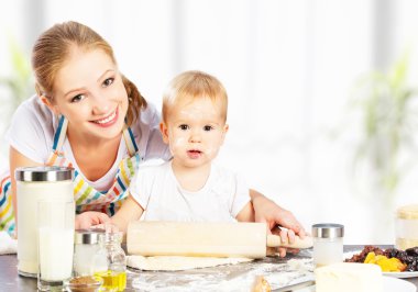 küçük kız onun annesi cook ile fırında