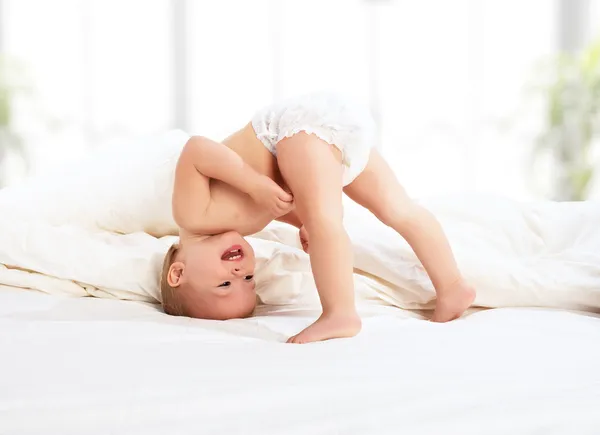 Happy baby child playing in bed — Stock Photo, Image