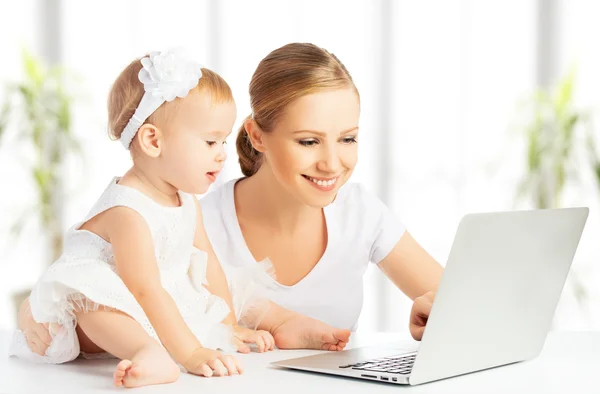 Мама и ребенок с компьютером работает из дома — стоковое фото