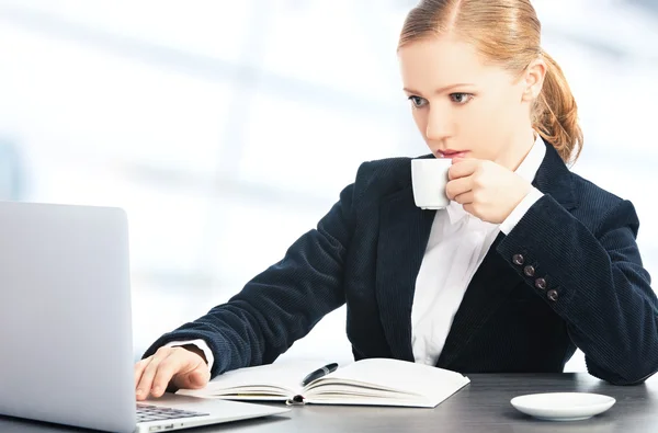 Business woman with office computer and coffee — Stock Photo, Image