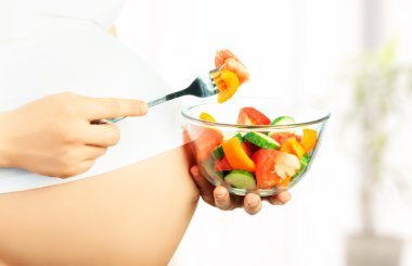 gezonde voeding en zwangerschap. zwangere vrouw en plantaardige sa
