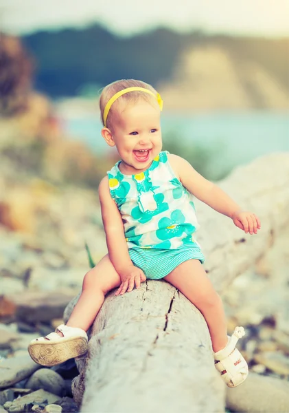 Vrolijke gelukkig babymeisje lachen op wandeling in de natuur — Stockfoto